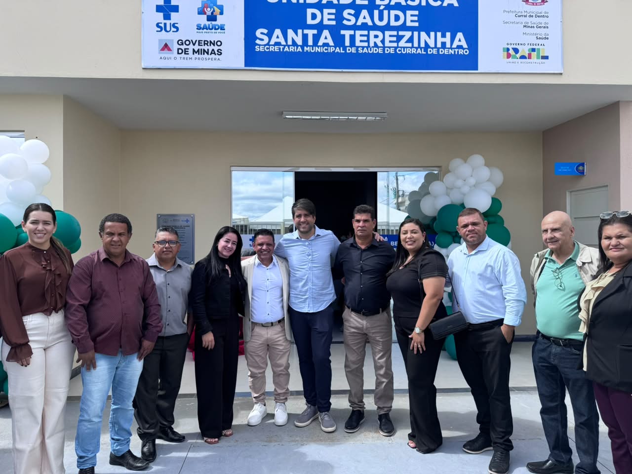 📸 Autoridades municipais e regionais durante a inauguração da UBS Santa Terezinha, um importante avanço para a saúde pública de Curral de Dentro.